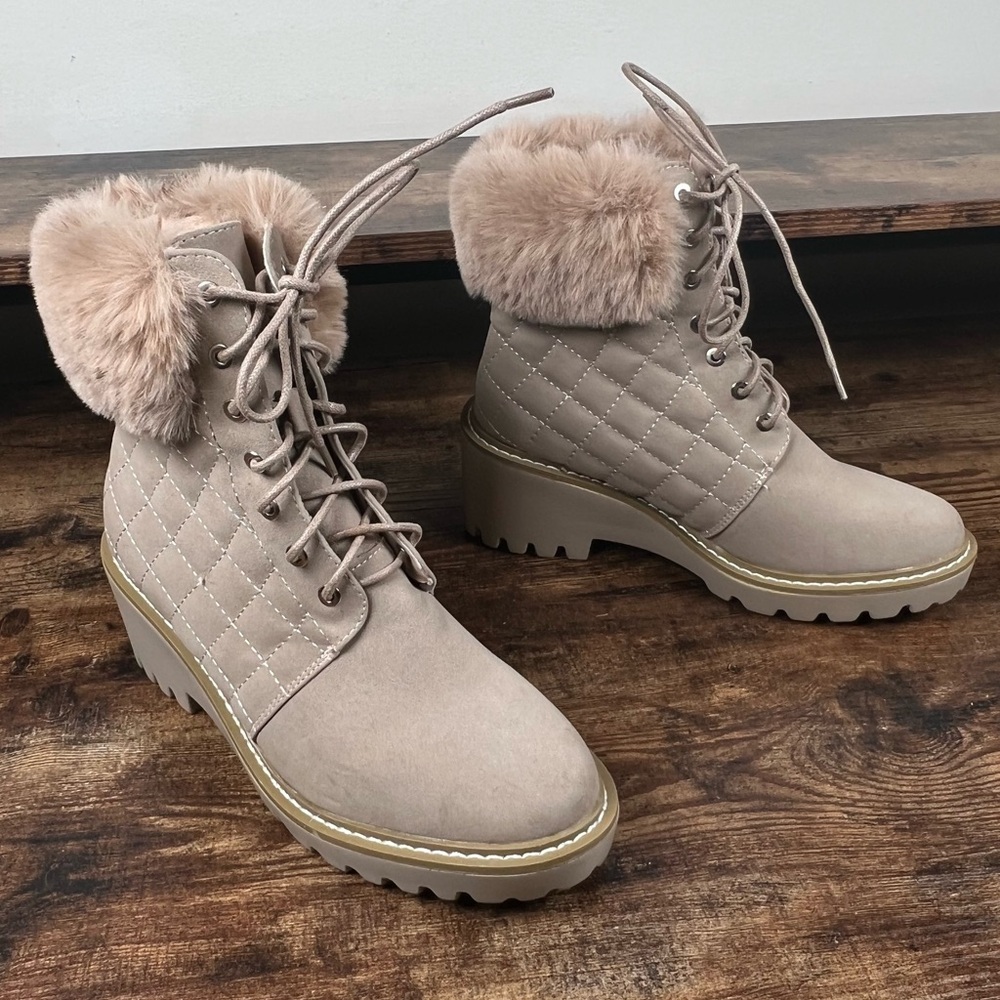 Nicole Miller Boots Latte Lightweight Faux Fur Trim Quilted Lace Up Lug Sole 7.5